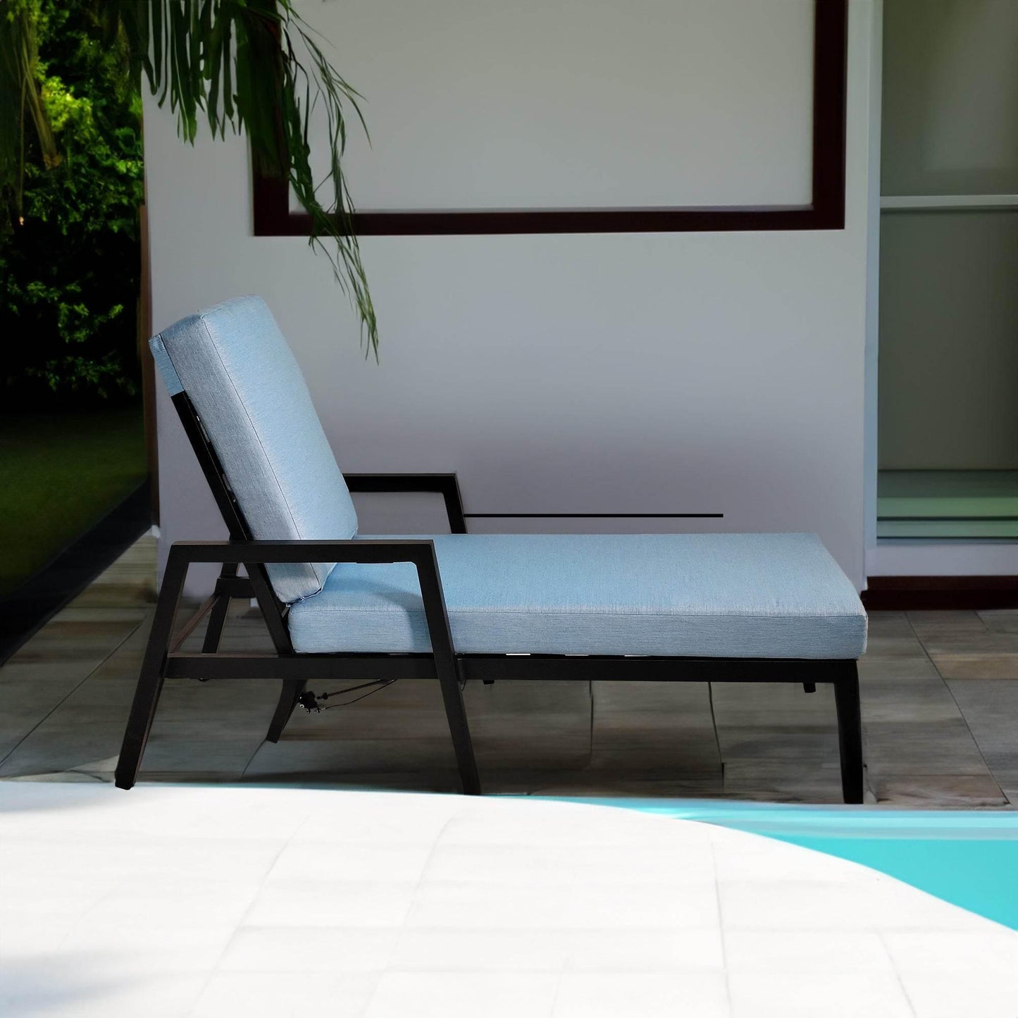 Sun Lounger Bliss: Your Blue Oasis Awaits! Relax in style with our adjustable outdoor chaise lounge, designed for ultimate comfort and relaxation. Sink into - Estalios