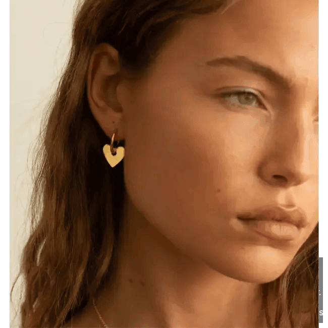 Gold Heart Earring Dee - Chic Heart Hoop Earrings for Every Occasion - Estalios