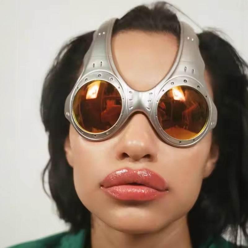 Steampunk Vision: Goggles of Tomorrow! Gear up for adventure with these awesome Silver Steampunk Goggles, blending Victorian style with futuristic flair. Stand - Estalios