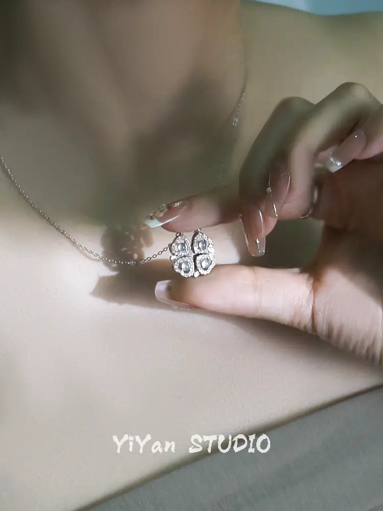 Un estilo para collar de esmeralda y trébol de doble uso en plata