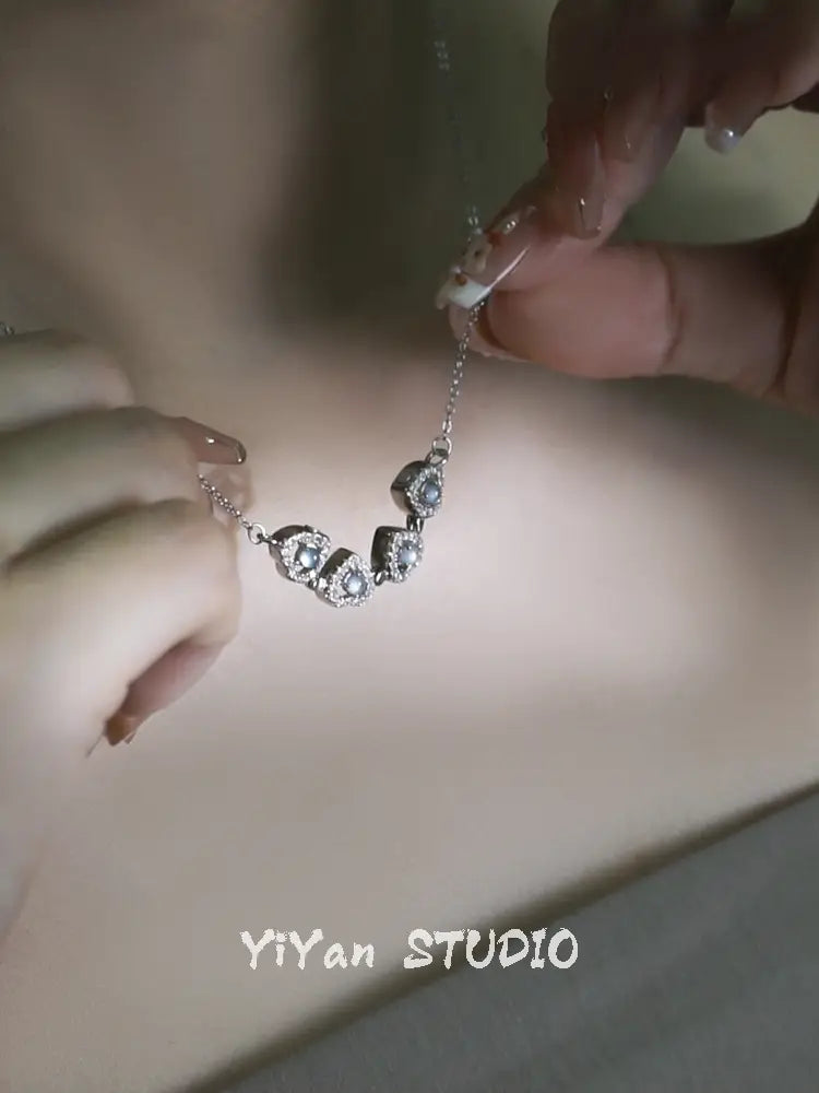 Un estilo para collar de esmeralda y trébol de doble uso en plata
