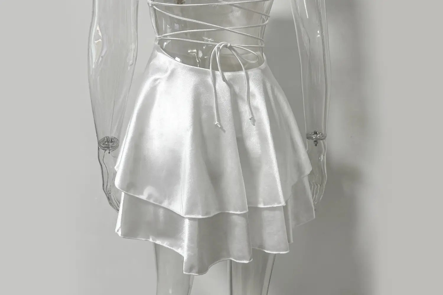 Vestido corto con espalda abierta y tirantes finos de Outfitgirl Fashion
