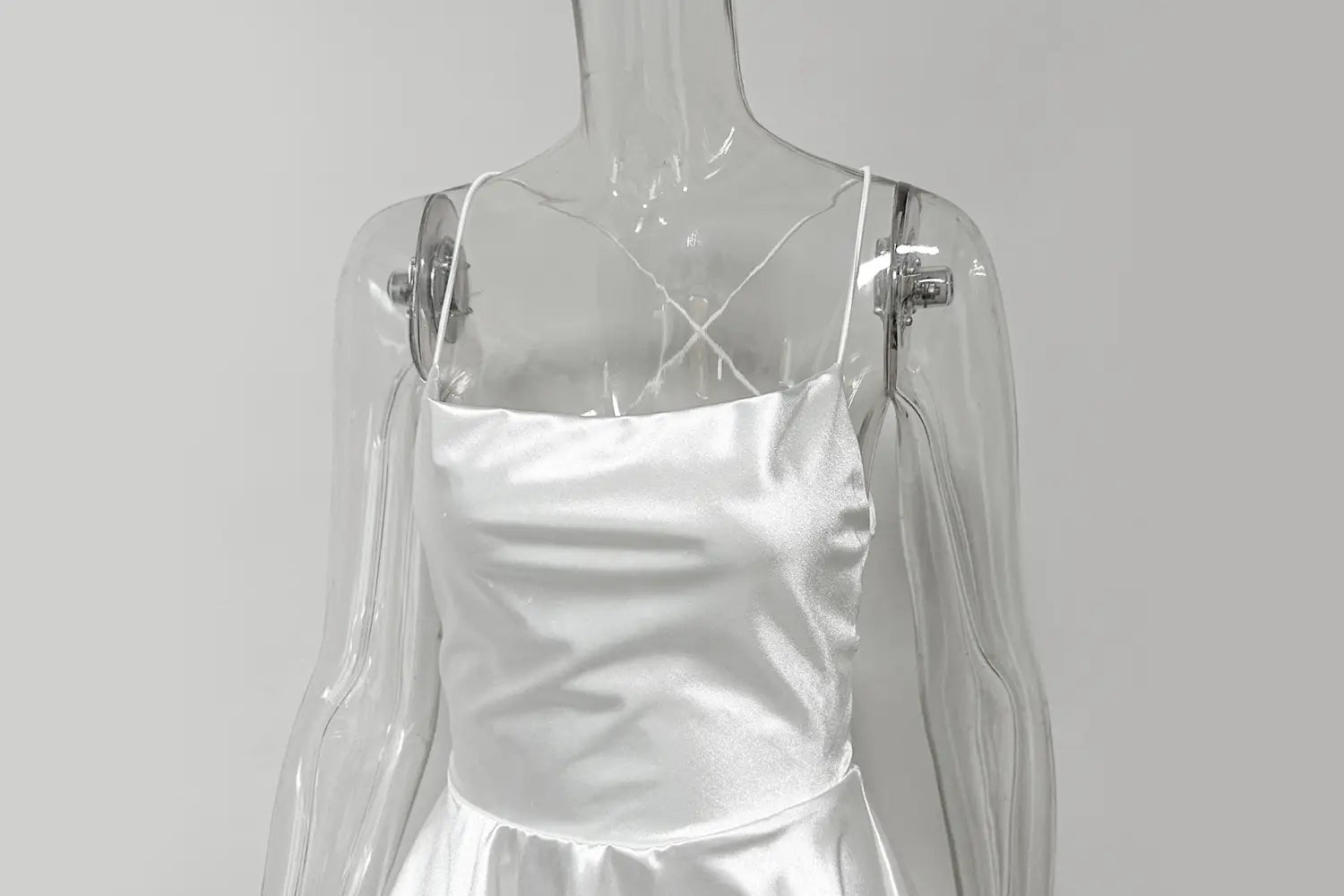 Vestido corto con espalda abierta y tirantes finos de Outfitgirl Fashion