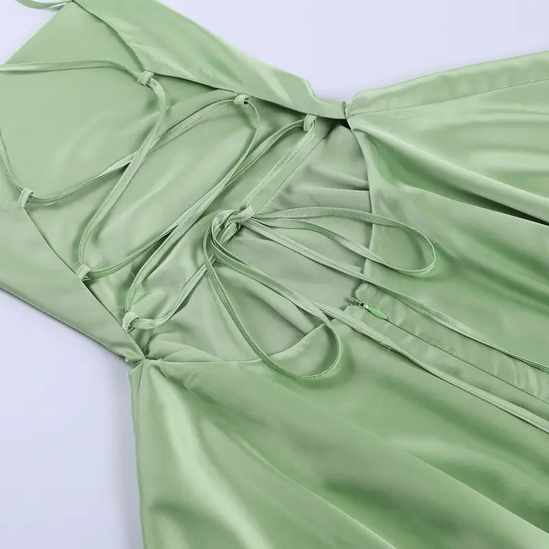 Vestido corto con espalda abierta y tirantes finos de Outfitgirl Fashion