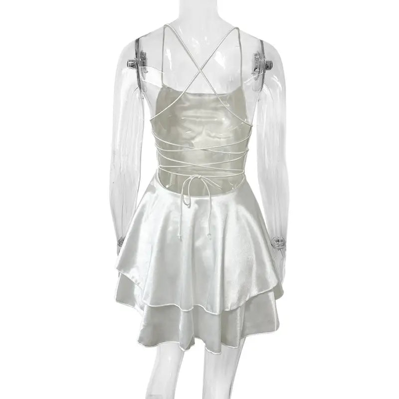 Vestido corto con espalda abierta y tirantes finos de Outfitgirl Fashion