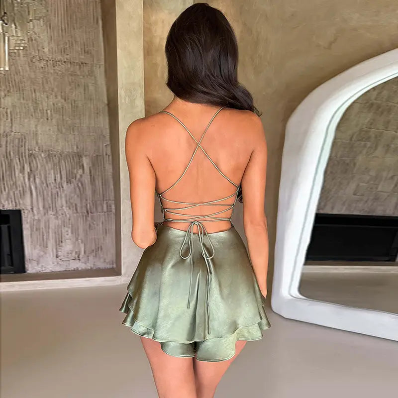 Vestido corto con espalda abierta y tirantes finos de Outfitgirl Fashion