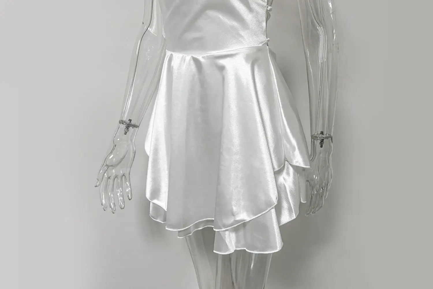 Vestido corto con espalda abierta y tirantes finos de Outfitgirl Fashion
