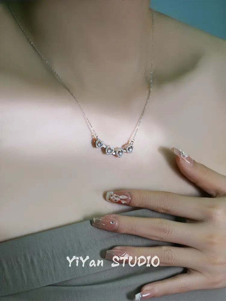 Un estilo para collar de esmeralda y trébol de doble uso en plata