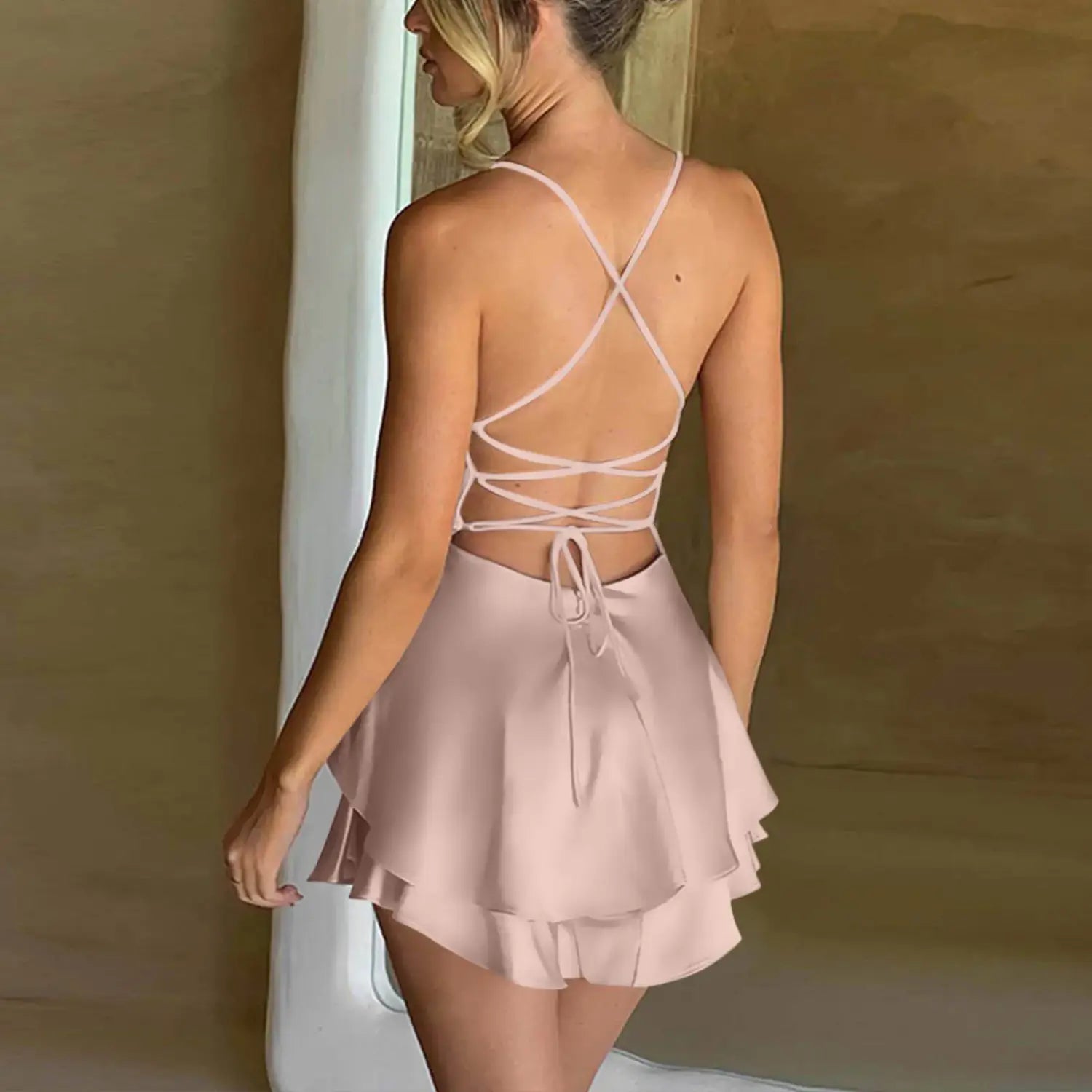 Elegante minivestido de fiesta de satén de seda con espalda descubierta para mujer