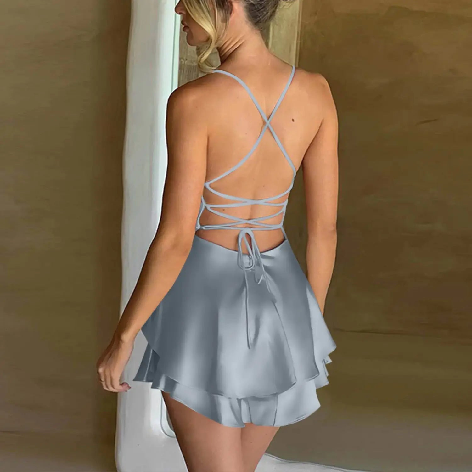 Elegante minivestido de fiesta de satén de seda con espalda descubierta para mujer