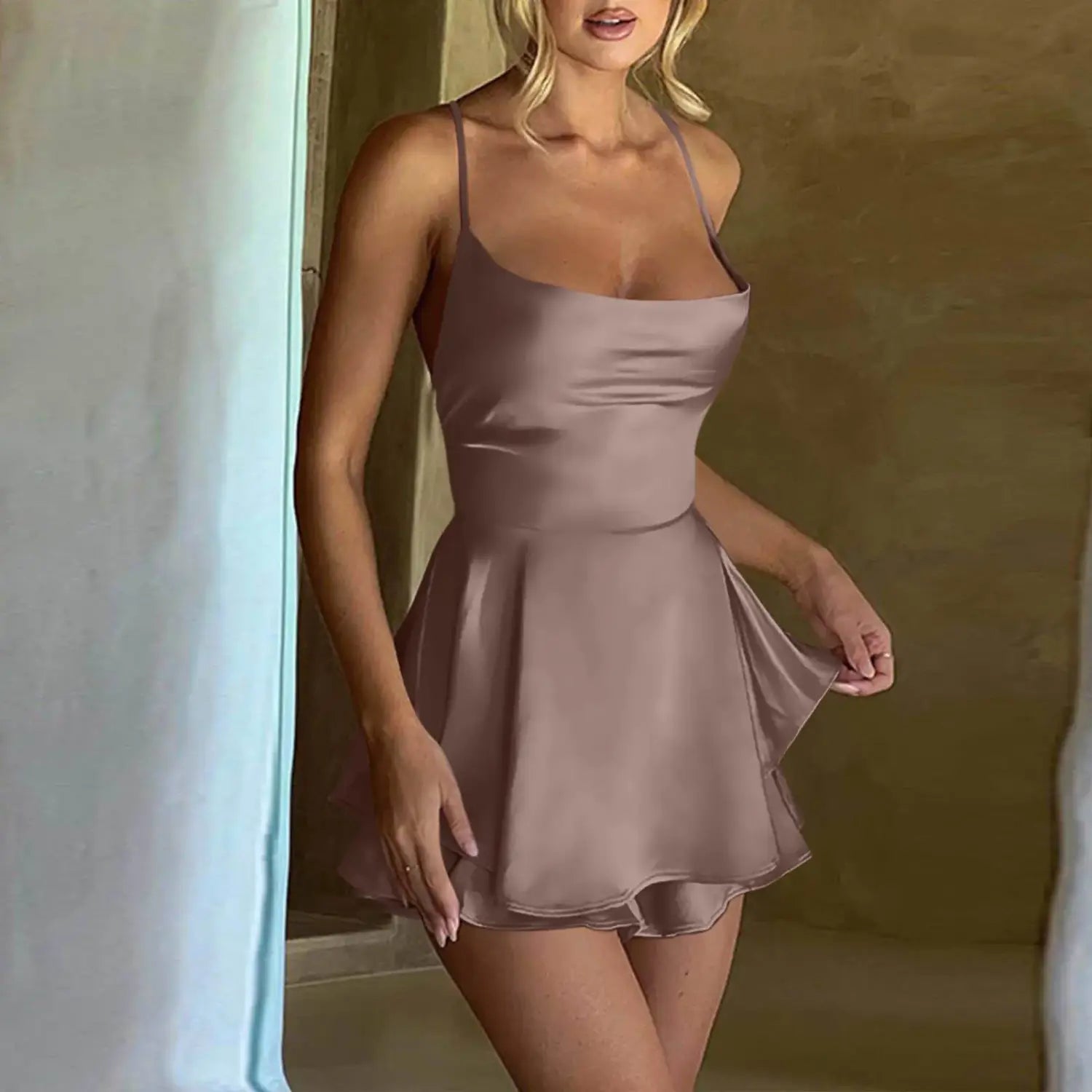Elegante minivestido de fiesta de satén de seda con espalda descubierta para mujer