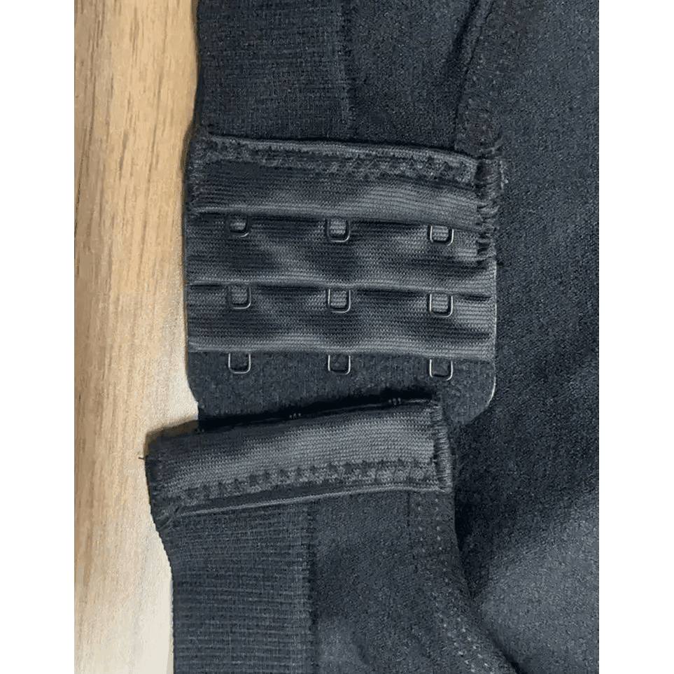 Unleash Invisible Support: The Seamless Black Bra! Experience unparalleled comfort and a smooth silhouette with our Black Seamless Bra. This bra is designed to disappear under - Estalios