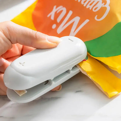 White handheld bag sealer from Innovagoods for easy sealing with Baseyl technology