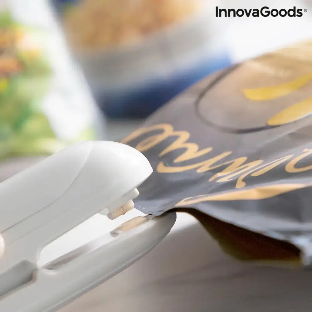 White plastic bag sealer from Innovagoods Baseyl for easy food storage