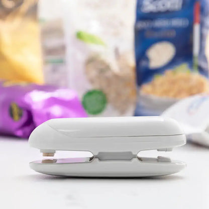 White plastic bag sealer from Innovagoods, perfect for keeping food fresh with Baseyl