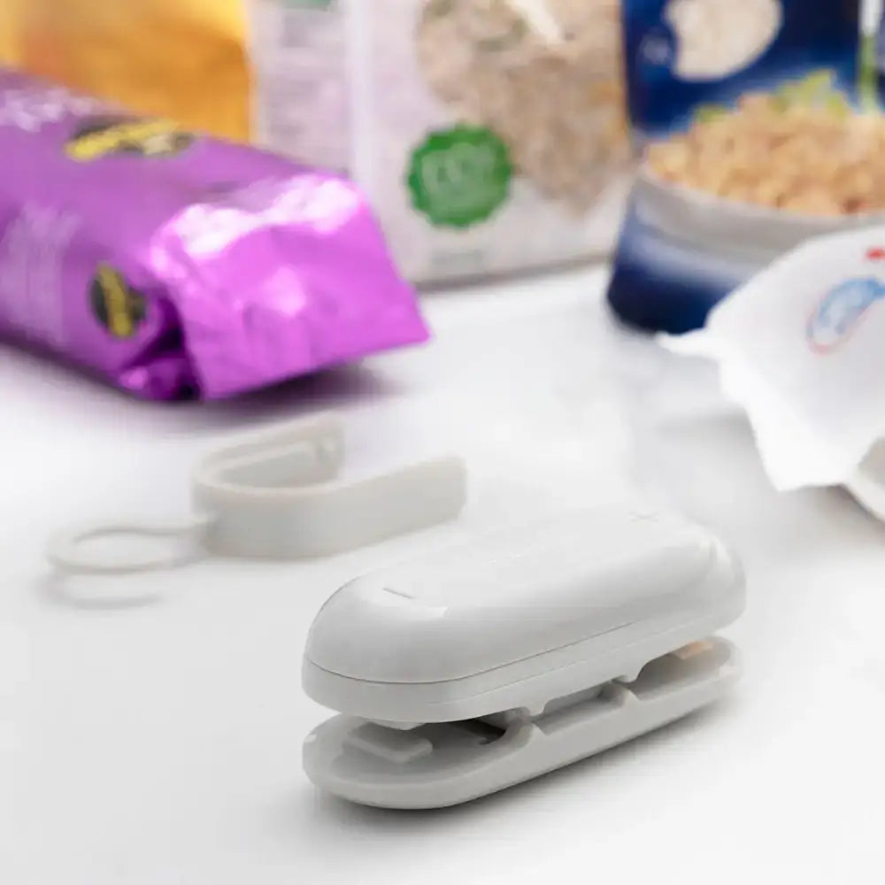 White Innovagoods Baseyl Bag Sealer for sealing bags and keeping food fresh