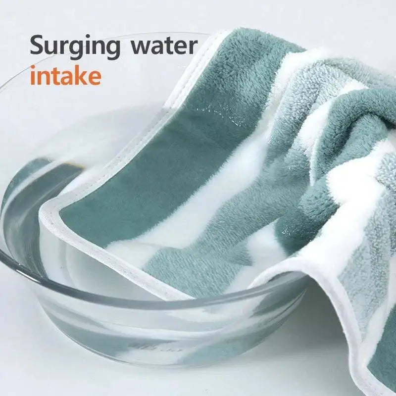 Soft and absorbent striped bath towel perfect for your daily needs