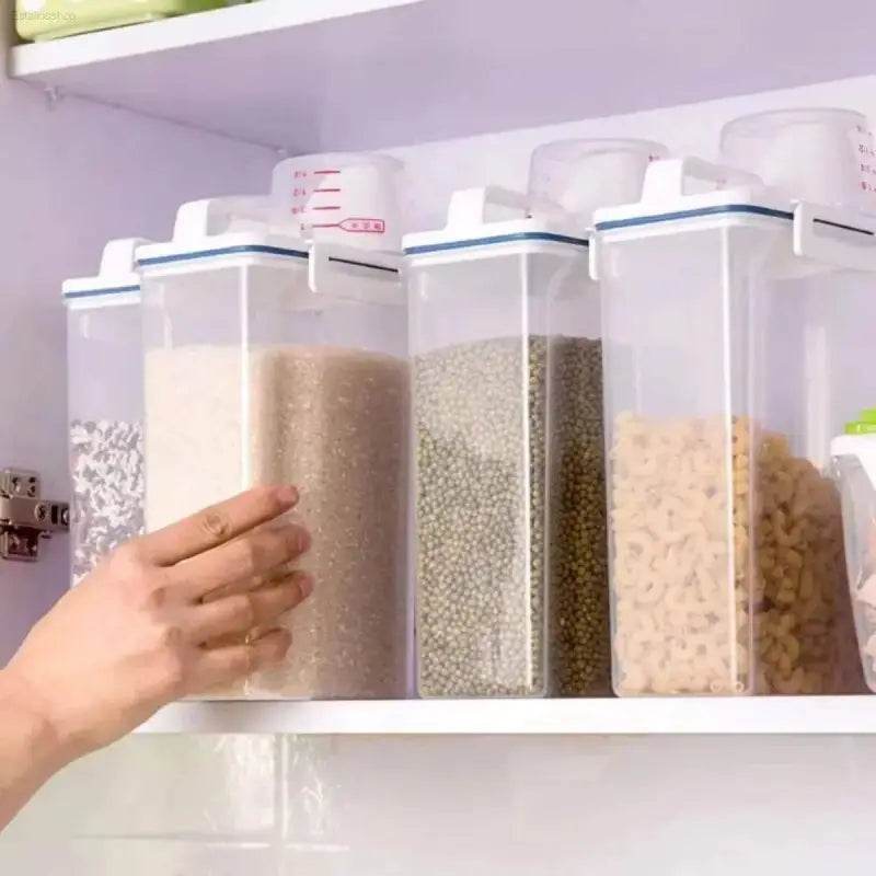 Clear, rectangular food storage containers.