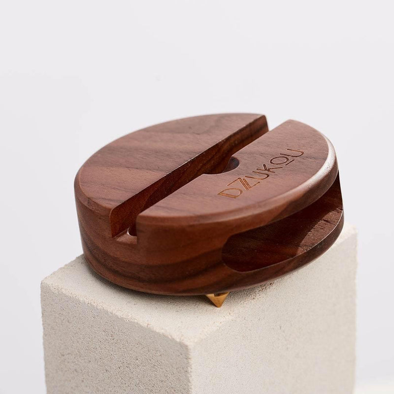 Walnut Squirrel – Elegant Wooden Phone Stand and Amplifier - Estalios